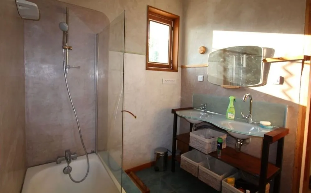 Bathrooms - Studio Apartment in Den Haag
