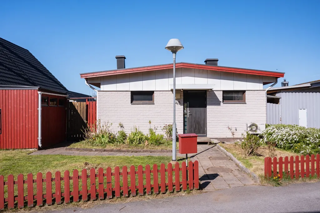 Extérieur - Family House with Development Potential in Åby