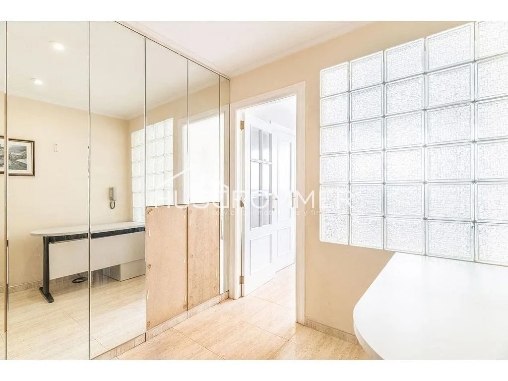 Esik - Dual-Unit Property with Central Location in Vila-real