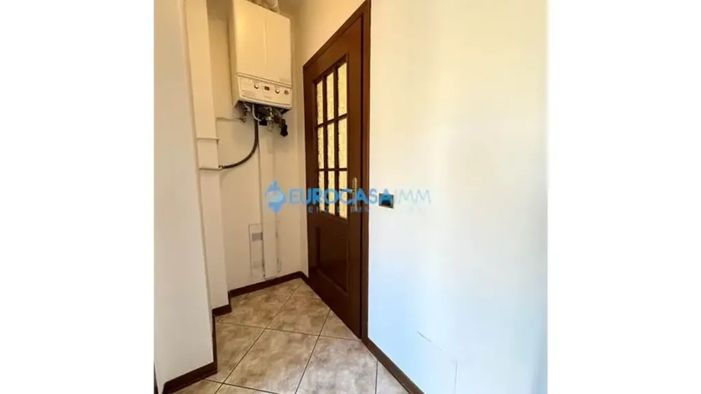 Esik - Spacious 2-Bedroom Apartment with Garage in Carpi