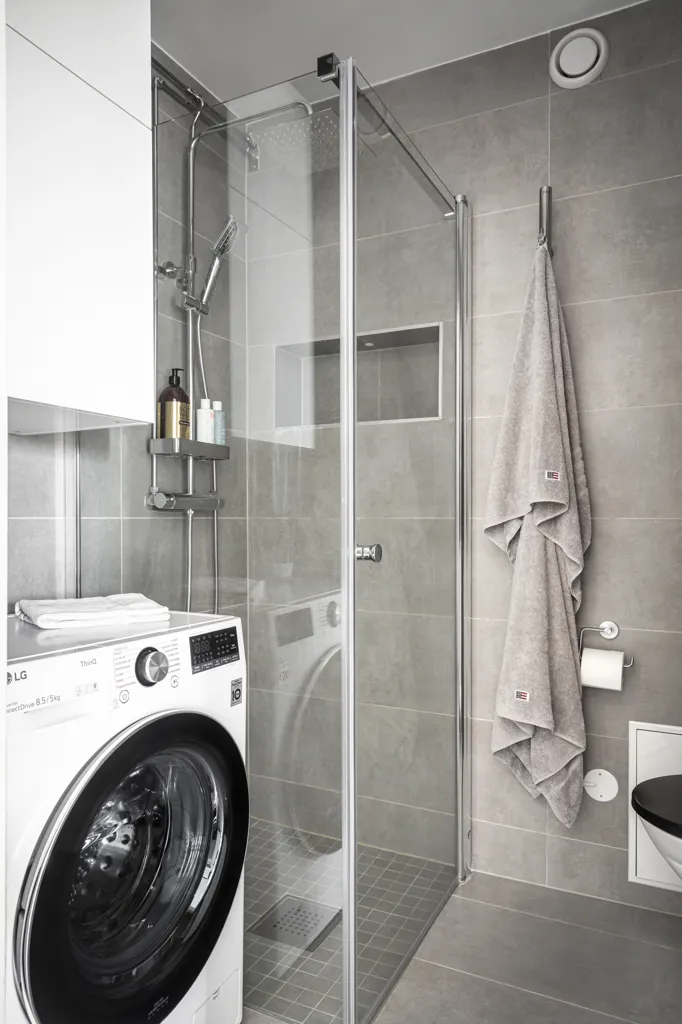 Salles de bain - Renovated Two-Bedroom with Balcony in Ättekulla