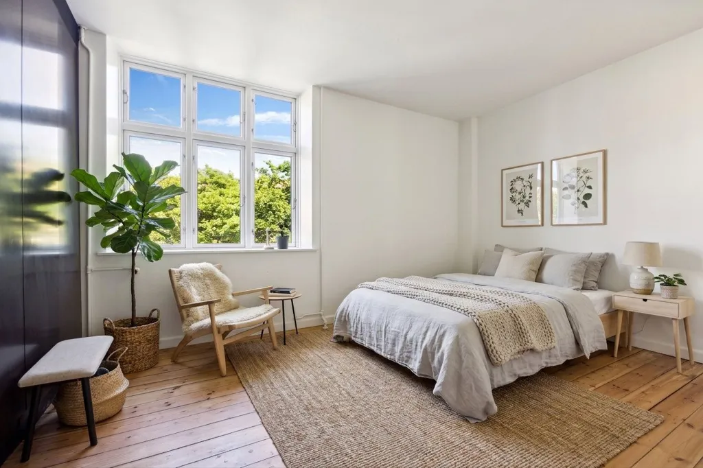 Bedrooms - Classical 5-Room Flat with Original Parquet in City Centre