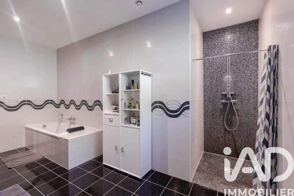 Salles de bain - Maison traditionnelle avec jardin à Chanceland