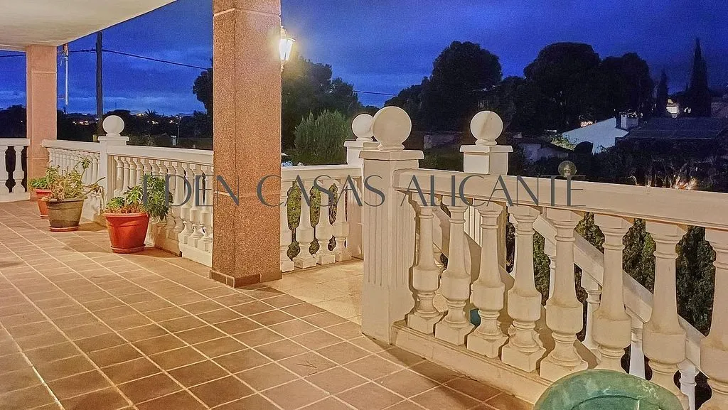 Terrass - Classic Chalet with Pool in Mutxamel