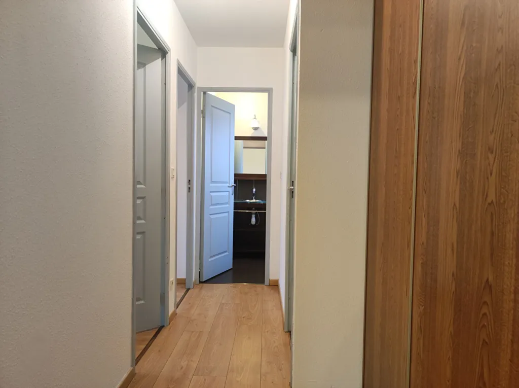 Esik - 3-Bed Flat with Pool in Aureilhan