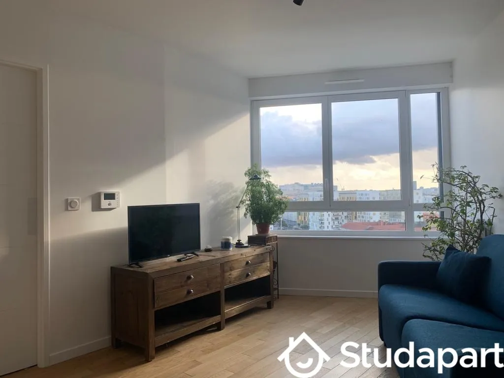 Elutuba - Bright Studio with Paris Views in Clichy