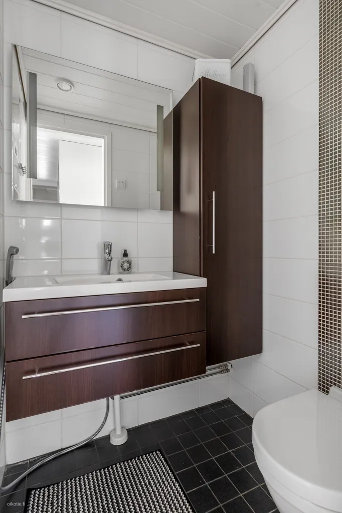 Salles de bain - Modernised Apartment with Sauna in Leppävaara, Espoo