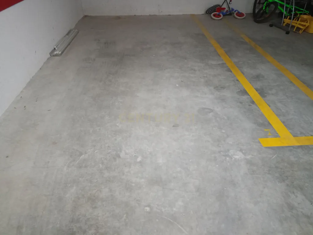 Garaaž - Garage Space with Elevator Access in Manises