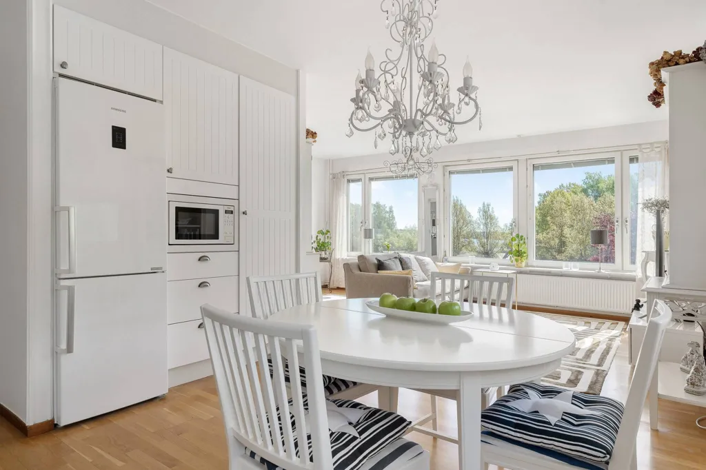 Salle à manger - Modern Apartment with Balcony near Farsta