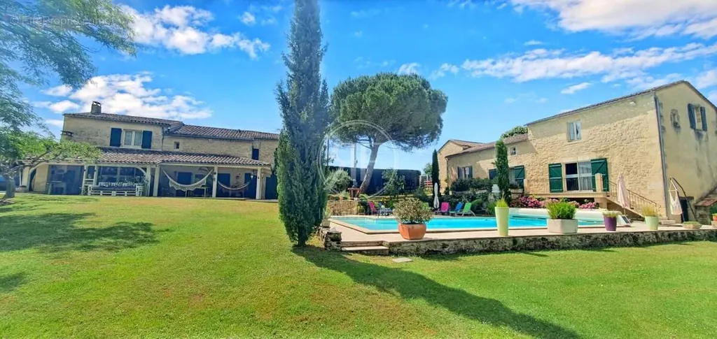 Piscina - Luxury House with Pool in Puisseguin