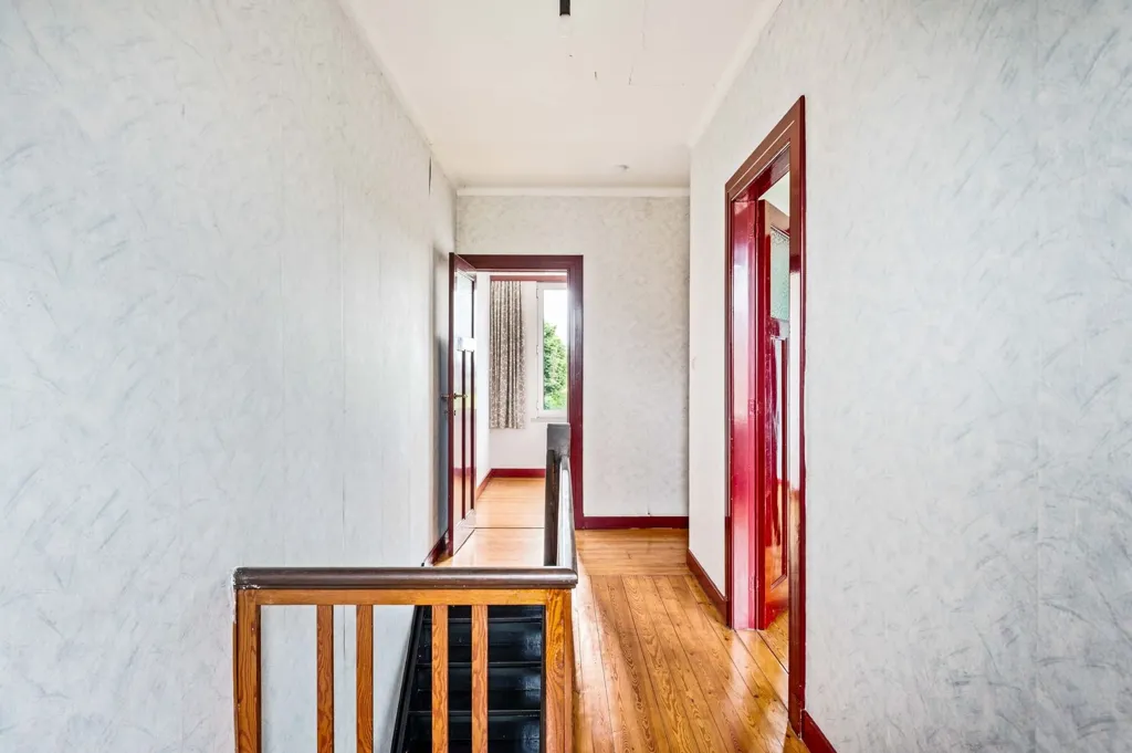 Esik - Open-Plan House with Green View in Vremde