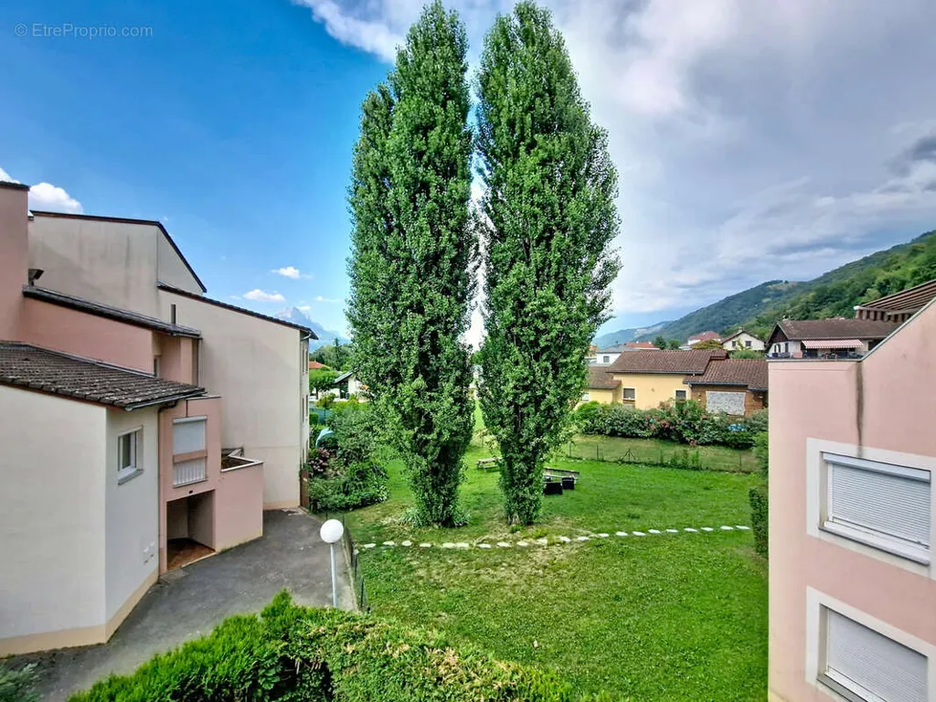 Giardino - 3-Bed Apartment with Terrace in Gières