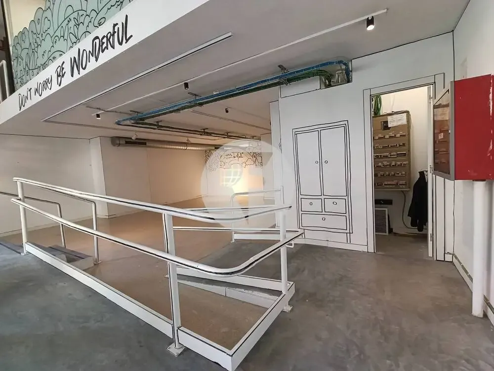Pièces - Commercial Space with Large Facade in Comte Borrell