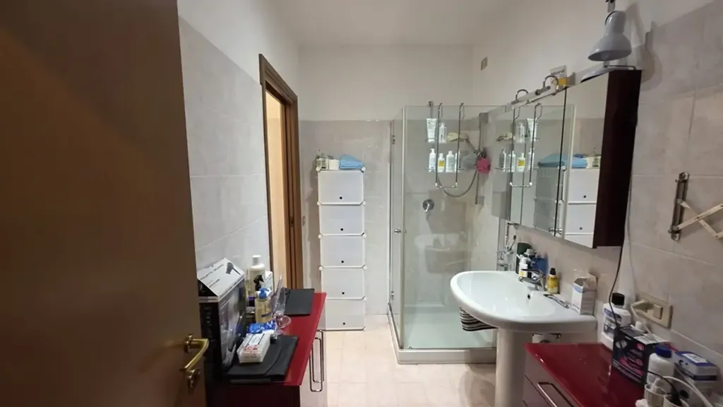 Salles de bain - Modern Apartment with Panoramic Balcony in Milan