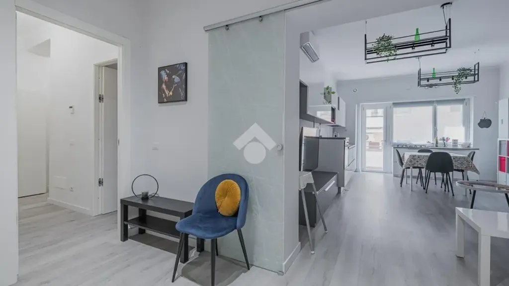 Entrée - Rearranged Apartment with Balcony in Rome