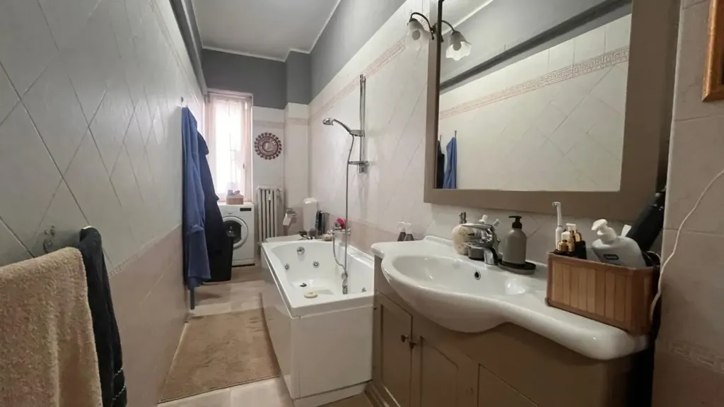 Salles de bain - Rearranged Apartment with Balcony in Beinasco