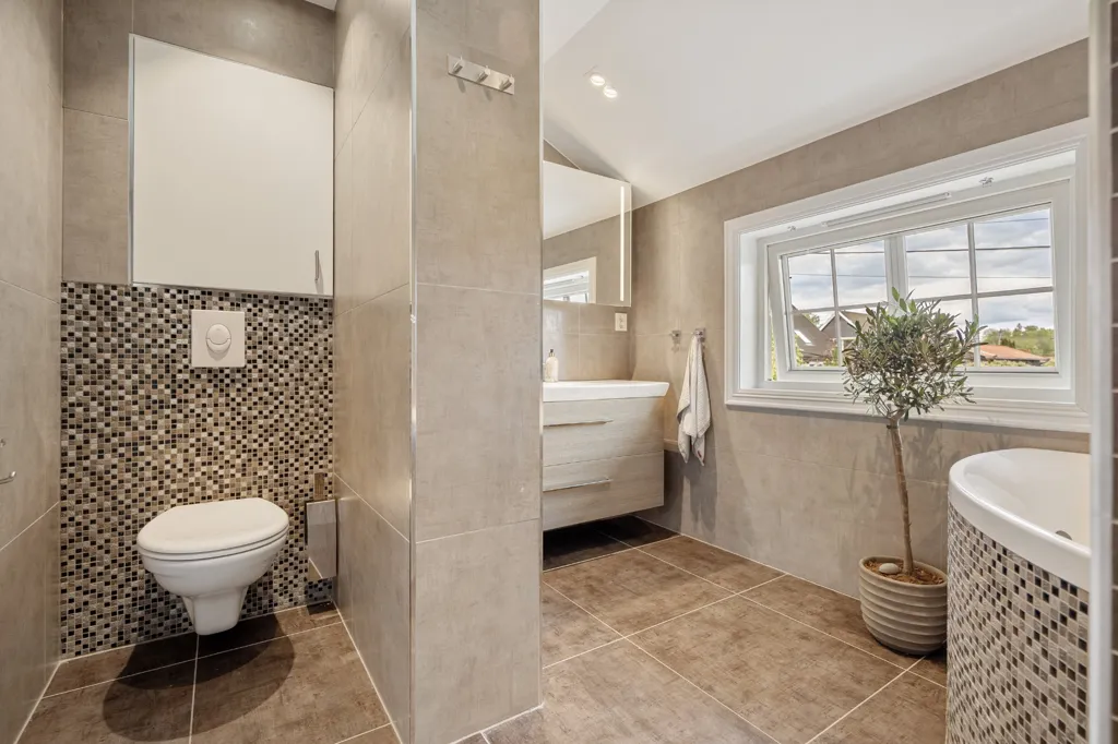 Salles de bain - Sunny Detached House with Terrace in Nadderud