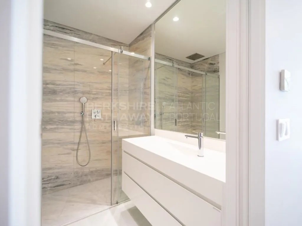 Bathrooms - Luxury Duplex with Pool in Cascais