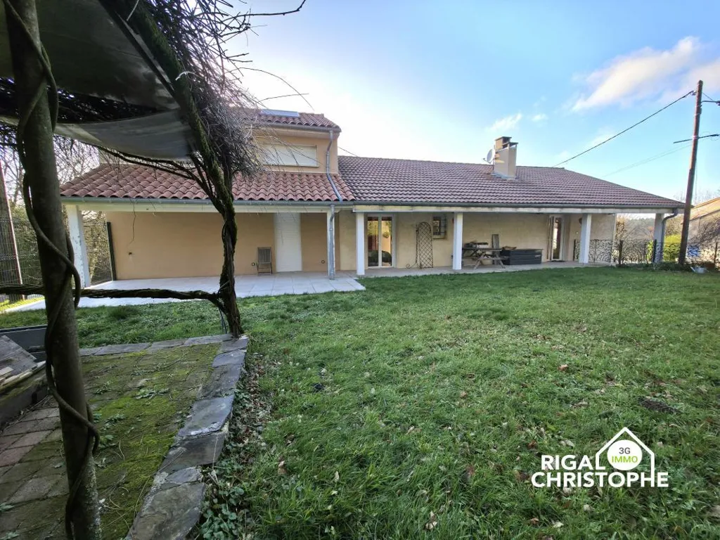 Aed - Traditional House with Modern Extension in Countryside