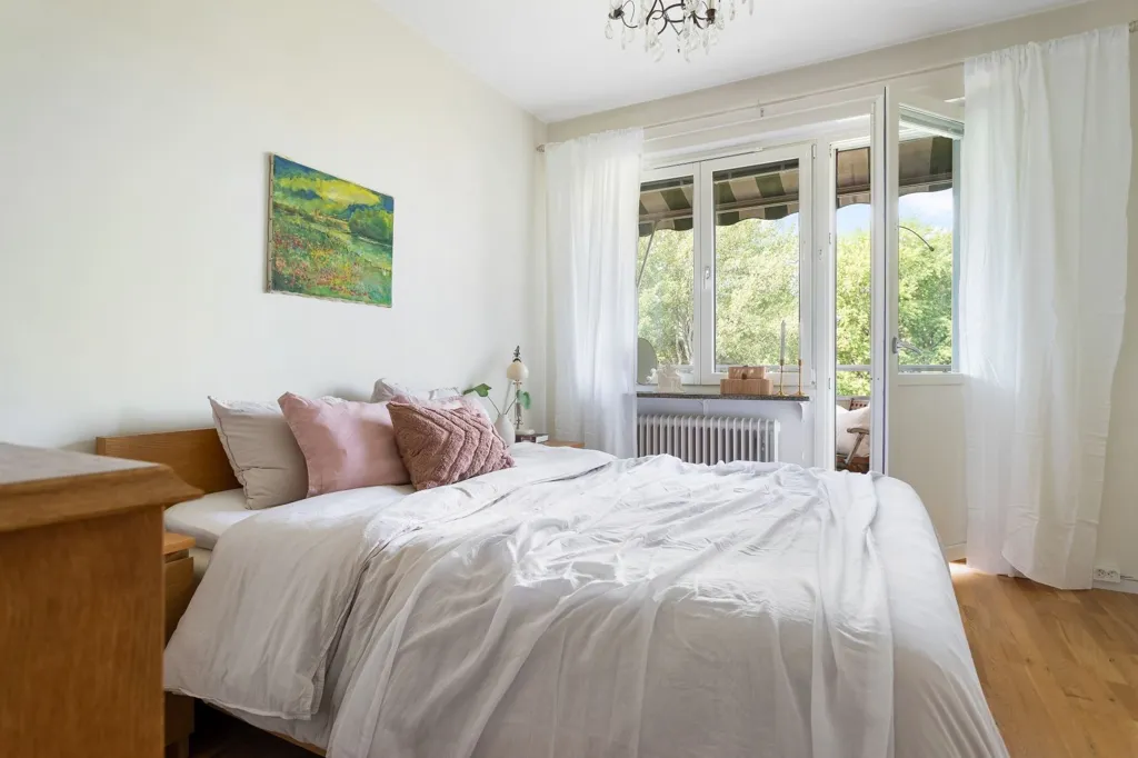Bedrooms - 2-Bedroom Apartment with West Balcony in Årsta
