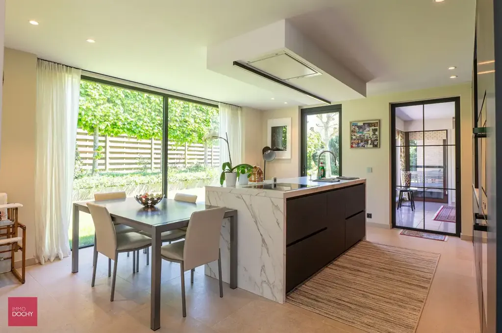Köök - Spacious Villa with Indoor Pool in Suburb