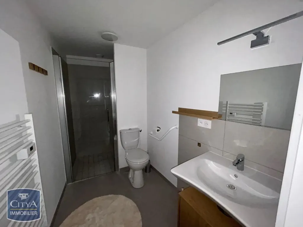 Salles de bain - Appartement Moderne PMR en Centre-Ville à Châteauroux