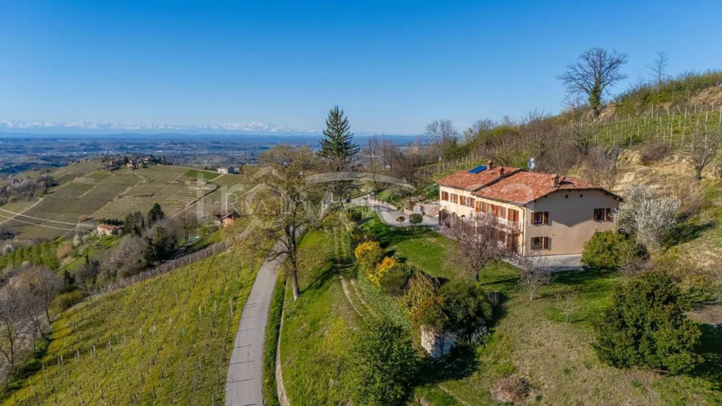 Õhuvaade - Casale with Vigneto in Mango, Langhe