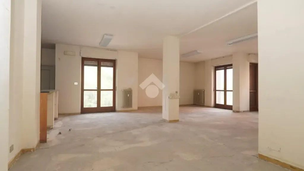 Pièces - Commercial Space with Central Location in Susa