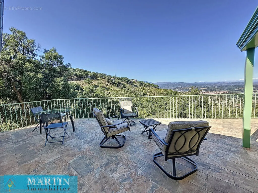 Terrass - Villa with Garden View in Le Boulou