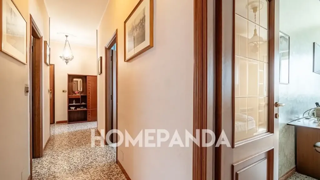 Esik - Apartment with Dual Balconies in Turin