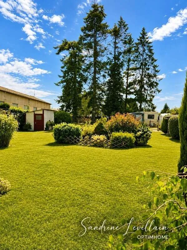 Aed - Spacious Detached House with Garden in Beaumont-le-Roger