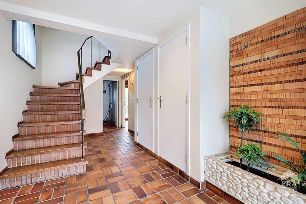 Hallway - Split-Level House with Garden in Quiet Neighbourhood