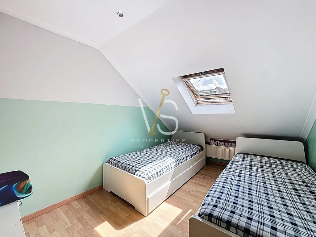 Chambres - Maison 5 Chambres avec Entrepôt à Anderlecht