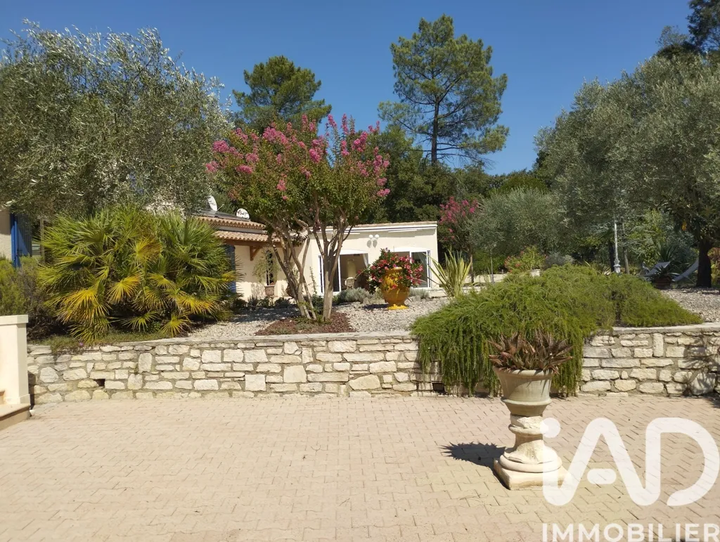 Extérieur - Maison Traditionnelle avec Piscine à Labastide-de-Virac