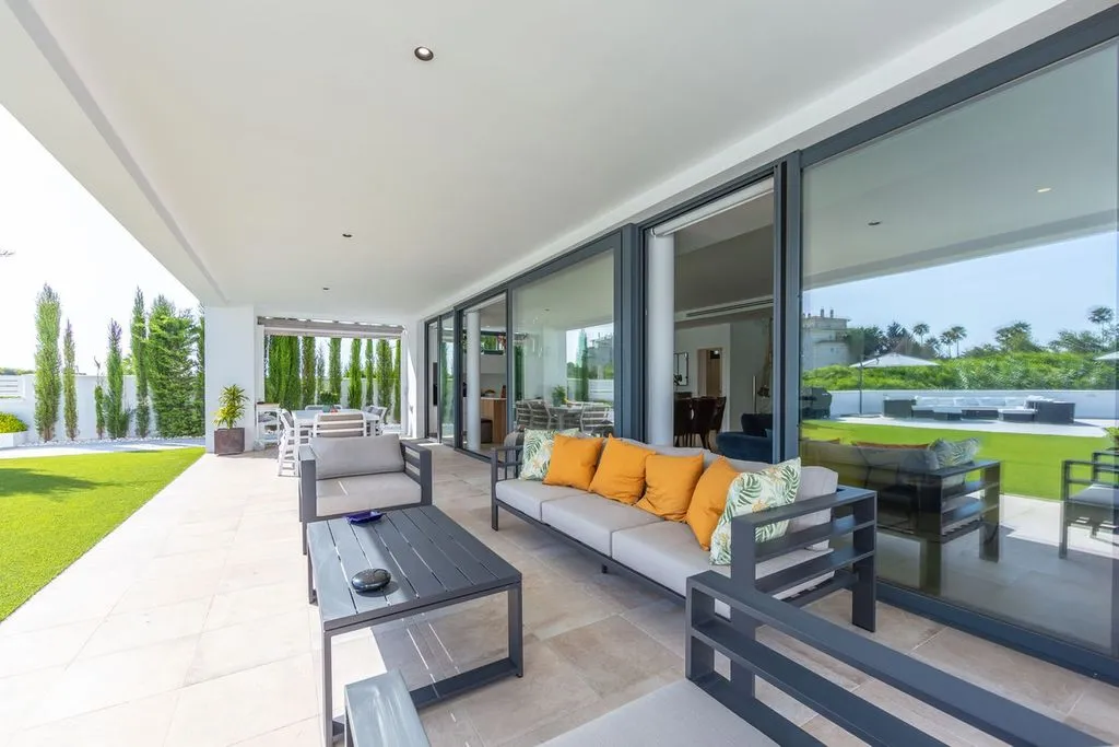 Terrasse - Contemporary Villa with Sea View in La Duquesa