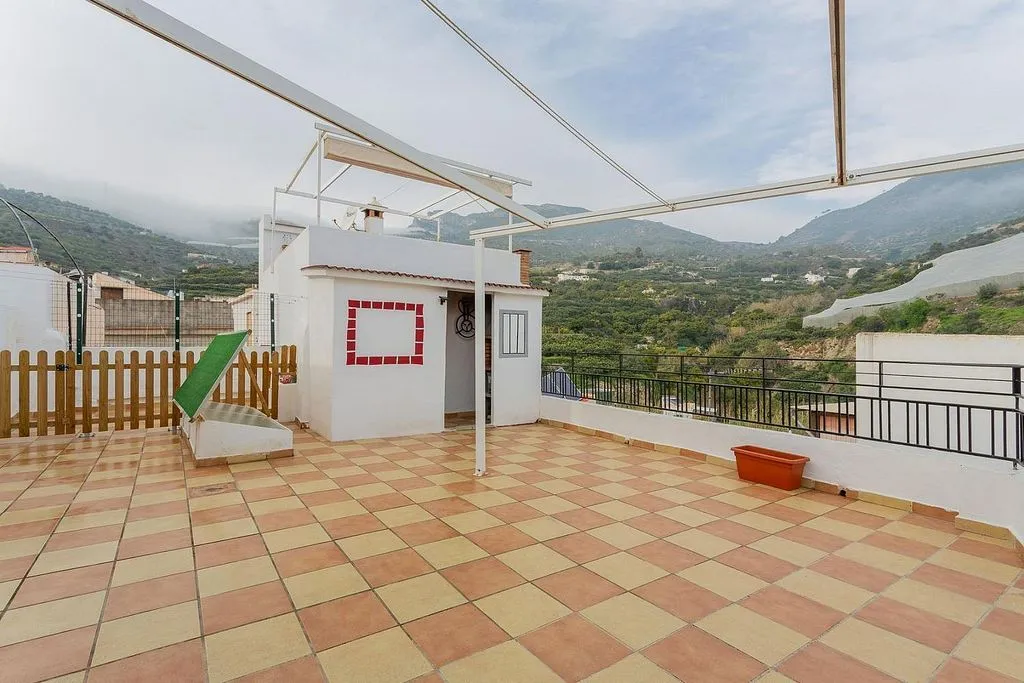 Terrasse - Three-Bedroom House with Terrace in Ítrabo