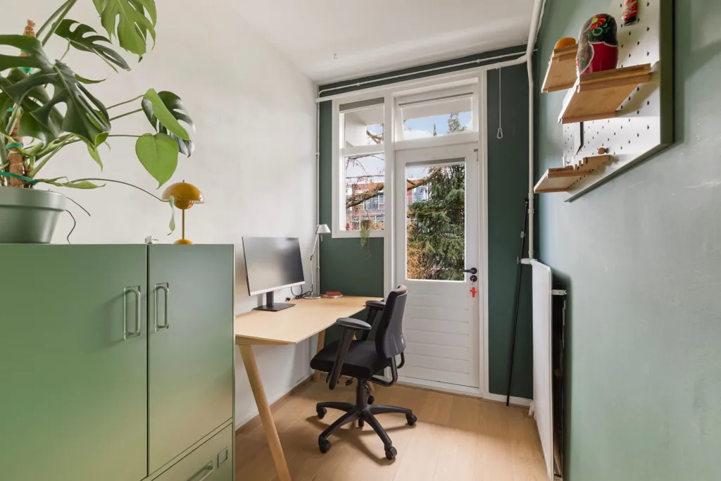 Bureau - 1940s Apartment with South-Facing Balcony in Blijdorp