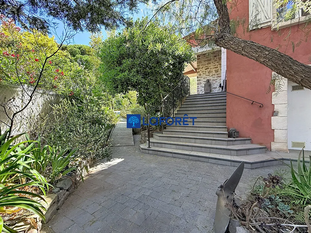 Pièces - Villa avec Vue Mer et Piscine à Carqueiranne