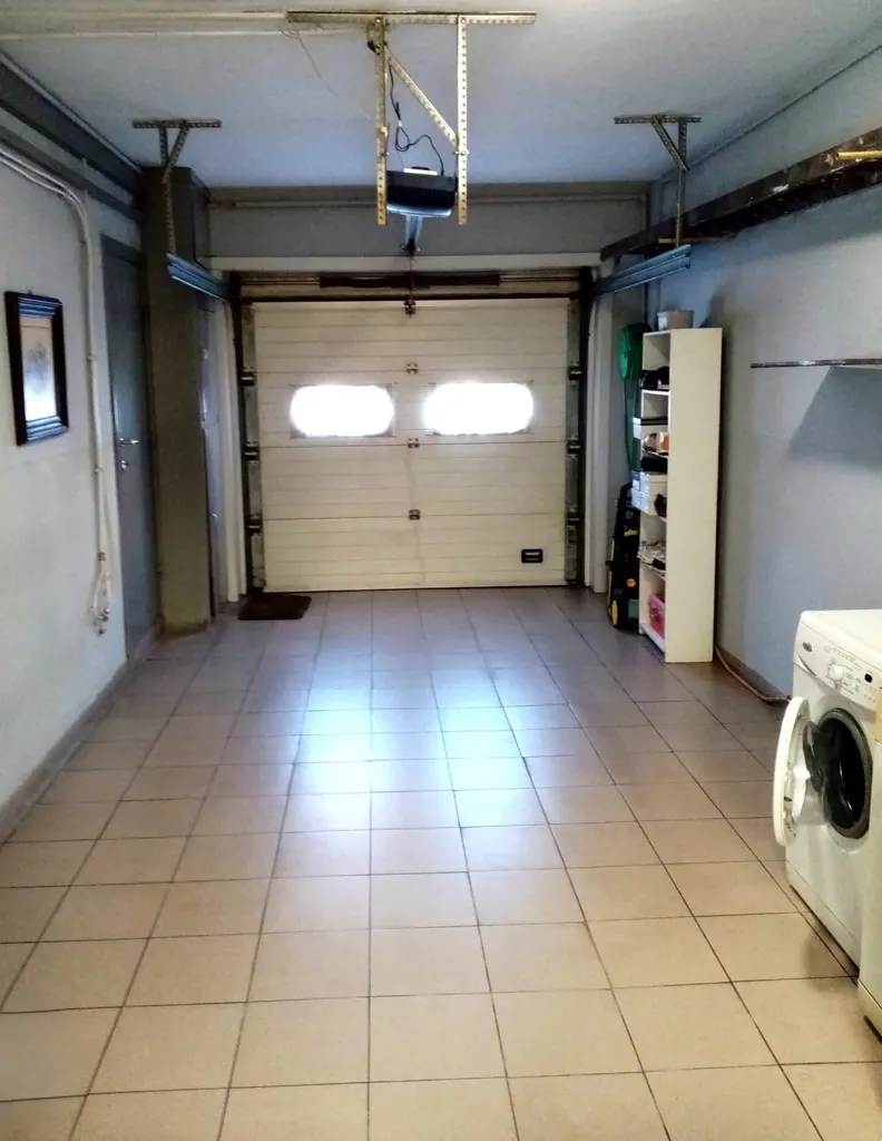 Garage - Spacious House with Seafront Proximity in Bredene