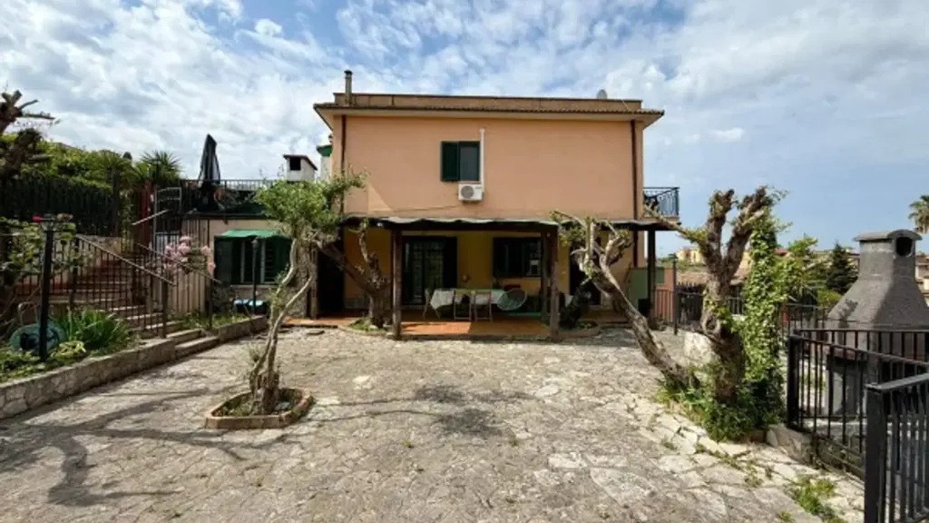Exterior - Bifamiliar Villa with Private Garden in Rome