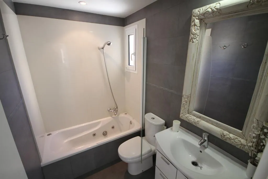 Salles de bain - Duplex Apartment with Jacuzzi Terrace in Pollença