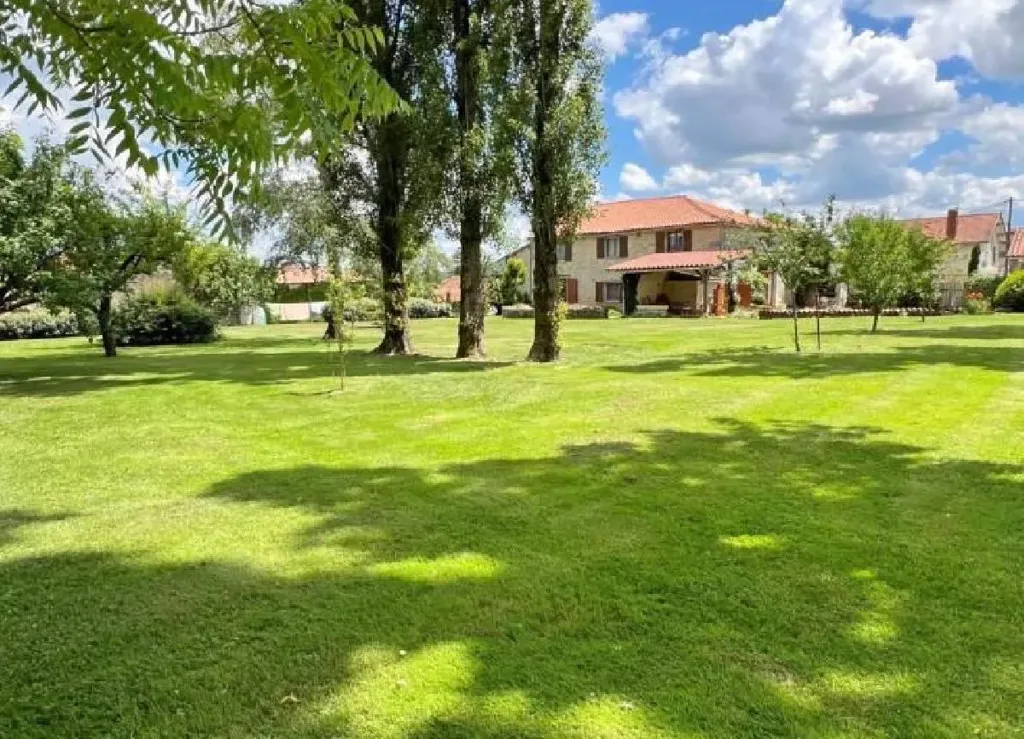 Aed - Spacious House with Large Garden in Cellefrouin