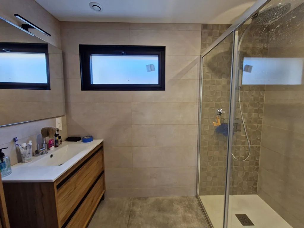 Salles de bain - Maison Contemporaine avec Jardin à Aizenay