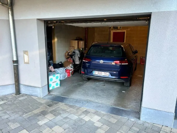 Garaaž - Apartment with Multiple Addresses in Arlon