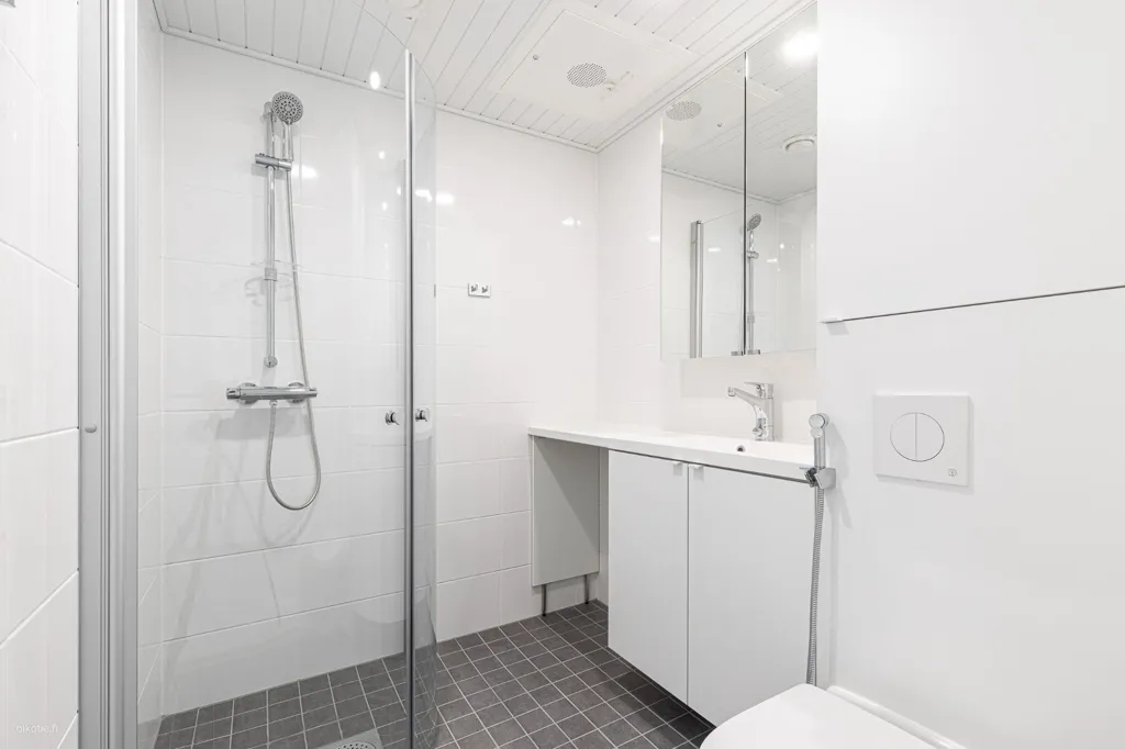 Salles de bain - Modern Flat with Balcony in Linnakaupunki