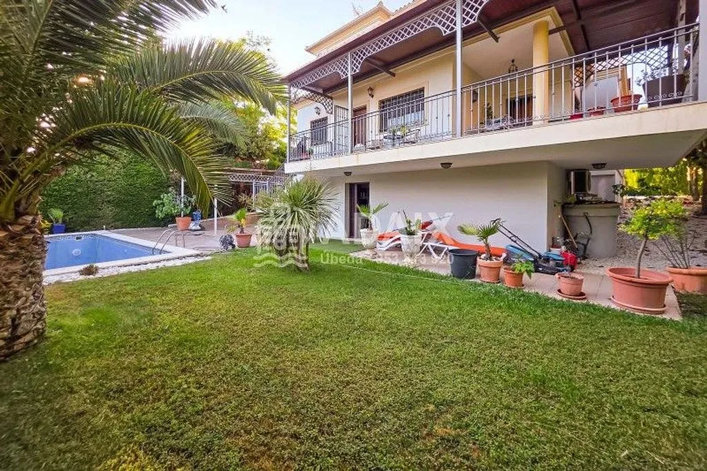 Pool - Chalet with Pool in Baeza, Jaén