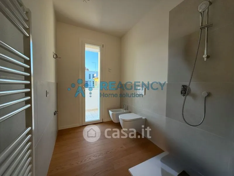 Salles de bain - Newly Built Triplex with Terrace in Creazzo
