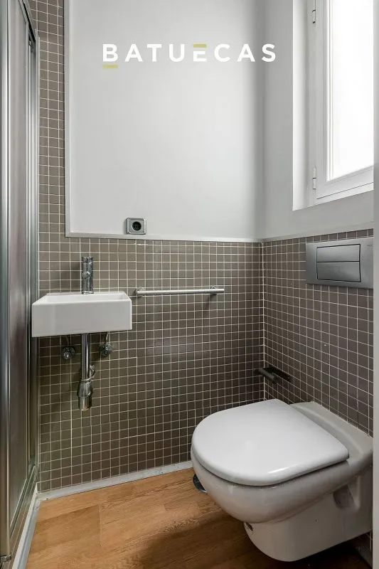 Salles de bain - Apartment with Balcony in Embajadores, Madrid