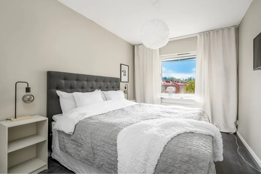 Chambres - Modernised Flat with Glass Balcony in Central Location