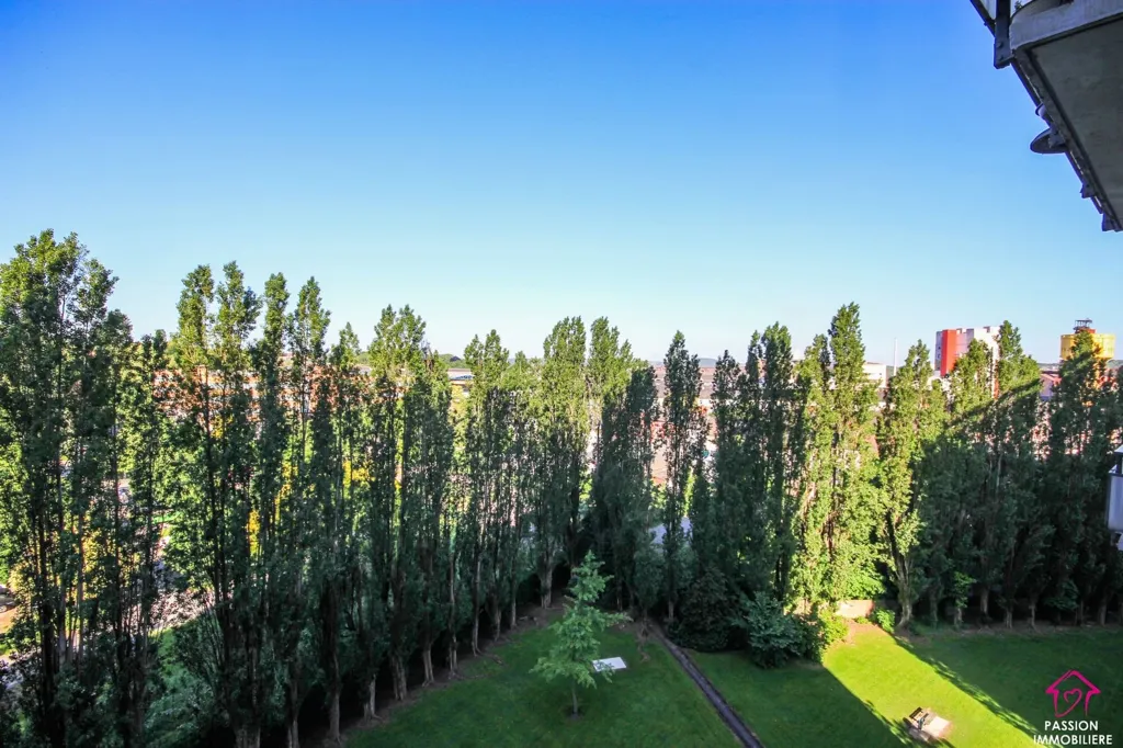 Aed - 1-Bed Flat with Balcony in Secure Complex